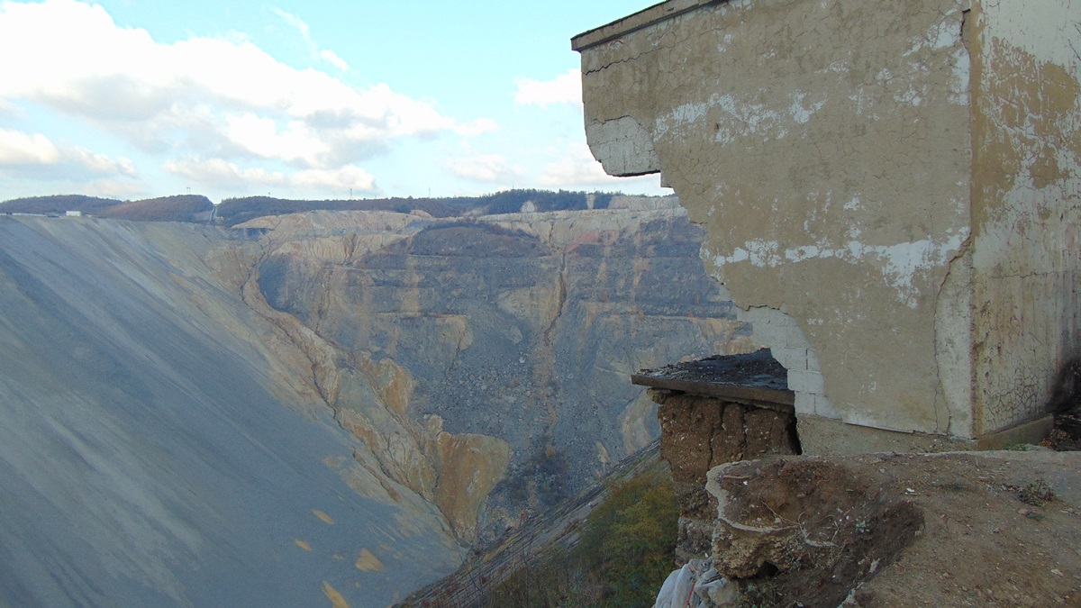U trenutku kada se širom Srbije organizuju protesti protiv Zakona o eksproprijaciji i izmena Zakona o referendumu kako bi se sprečila ekološka katastrofa koju bi izazvalo otvaranje rudnika za eksploataciju minerala jadarit u dolini reke Jadar u Zapadnoj Srbiji, u Muzeju Jugoslavije otvorena je izložba „Osmi kilometar“.